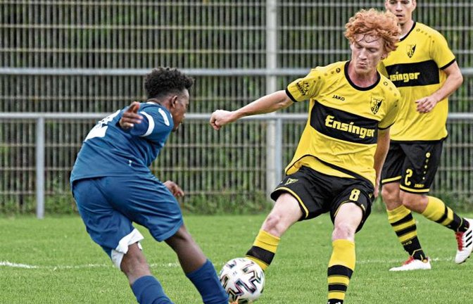 Der TSV Ensingen (am Ball Kevin Steinl) spielt in dieser Saison noch nicht so konstant wie gewohnt und hat bereits zwei Mal Federn lassen müssen. Foto: Leitner