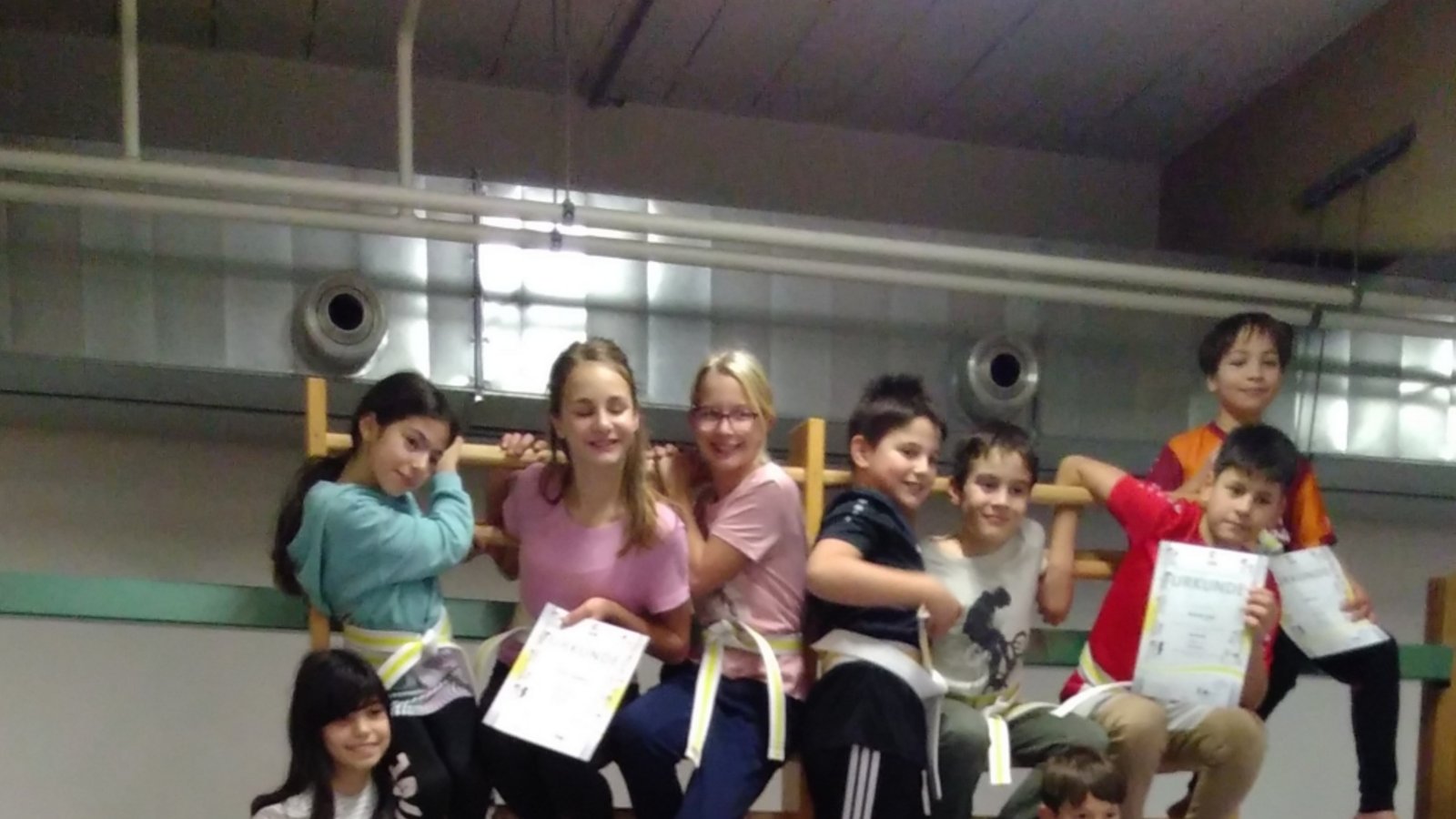 Stolz präsentieren die Schüler der 5b an der Ferdinand-Steinbeis-Realschule nach dem erfolgreichen Judotraining ihre weiß-gelben Gürtel und die Urkunden. Foto: privat Stolz präsentieren die Schüler der 5b an der Ferdinand-Steinbeis-Realschule nach dem erfolgreichen Judotraining ihre weiß-gelben Gürtel und die Urkunden. Foto: privat
