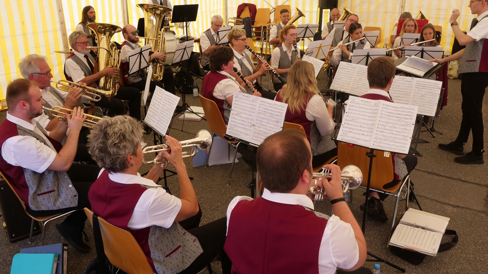 Zu Gast bei Freunden: Der Orchesterverein Horrheim spielt am Sonntagmorgen zum Frühschoppen auf. Fotos: Friedrich Zu Gast bei Freunden: Der Orchesterverein Horrheim spielt am Sonntagmorgen zum Frühschoppen auf. Fotos: Friedrich
