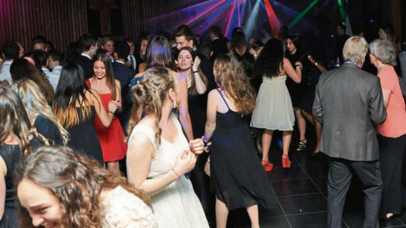 Beim Frühlingsball tanzten die Schüler des Lichtenstern-Gymnasiums ausgelassen. Foto: p Beim Frühlingsball tanzten die Schüler des Lichtenstern-Gymnasiums ausgelassen. Foto: p