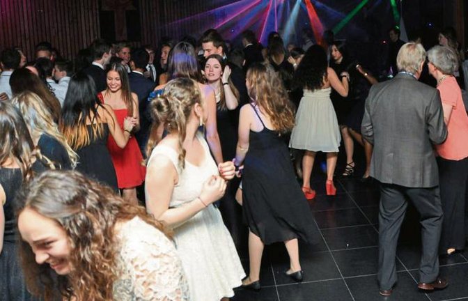 Beim Frühlingsball tanzten die Schüler des Lichtenstern-Gymnasiums ausgelassen.  Foto: p