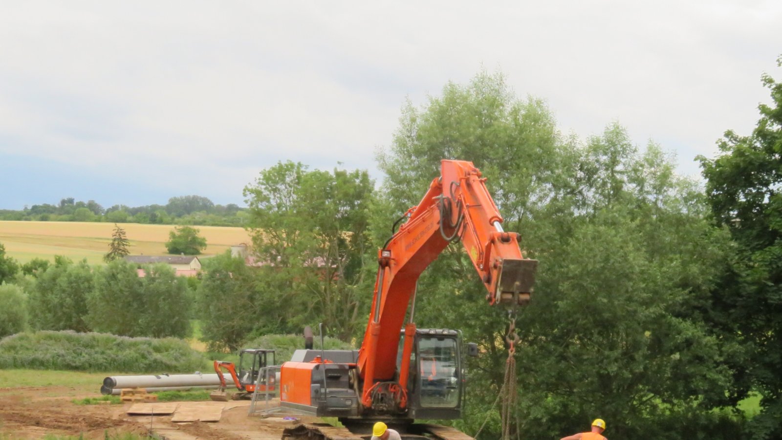 Brückenschlag über die Enz. Beim Leinfelder Hof entsteht im Zusammenhang mit der Verlegung der Neckarenztalleitung eine Baustellenbrücke. Die Archäologen sind abgezogen. In dieser und in der kommenden Woche soll der Enztalradweg kurzzeitig gesperrt werden. Eine Umleitung wird eingerichtet. Foto: Arning Brückenschlag über die Enz. Beim Leinfelder Hof entsteht im Zusammenhang mit der Verlegung der Neckarenztalleitung eine Baustellenbrücke. Die Archäologen sind abgezogen. In dieser und in der kommenden Woche soll der Enztalradweg kurzzeitig gesperrt werden. Eine Umleitung wird eingerichtet. Foto: Arning