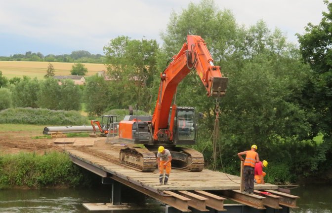 Brückenschlag über die Enz. Beim Leinfelder Hof entsteht im Zusammenhang mit der Verlegung der Neckarenztalleitung eine Baustellenbrücke. Die Archäologen sind abgezogen. In dieser und in der kommenden Woche soll der Enztalradweg kurzzeitig gesperrt werden. Eine Umleitung wird eingerichtet.  <span class='image-autor'>Foto: Arning</span>