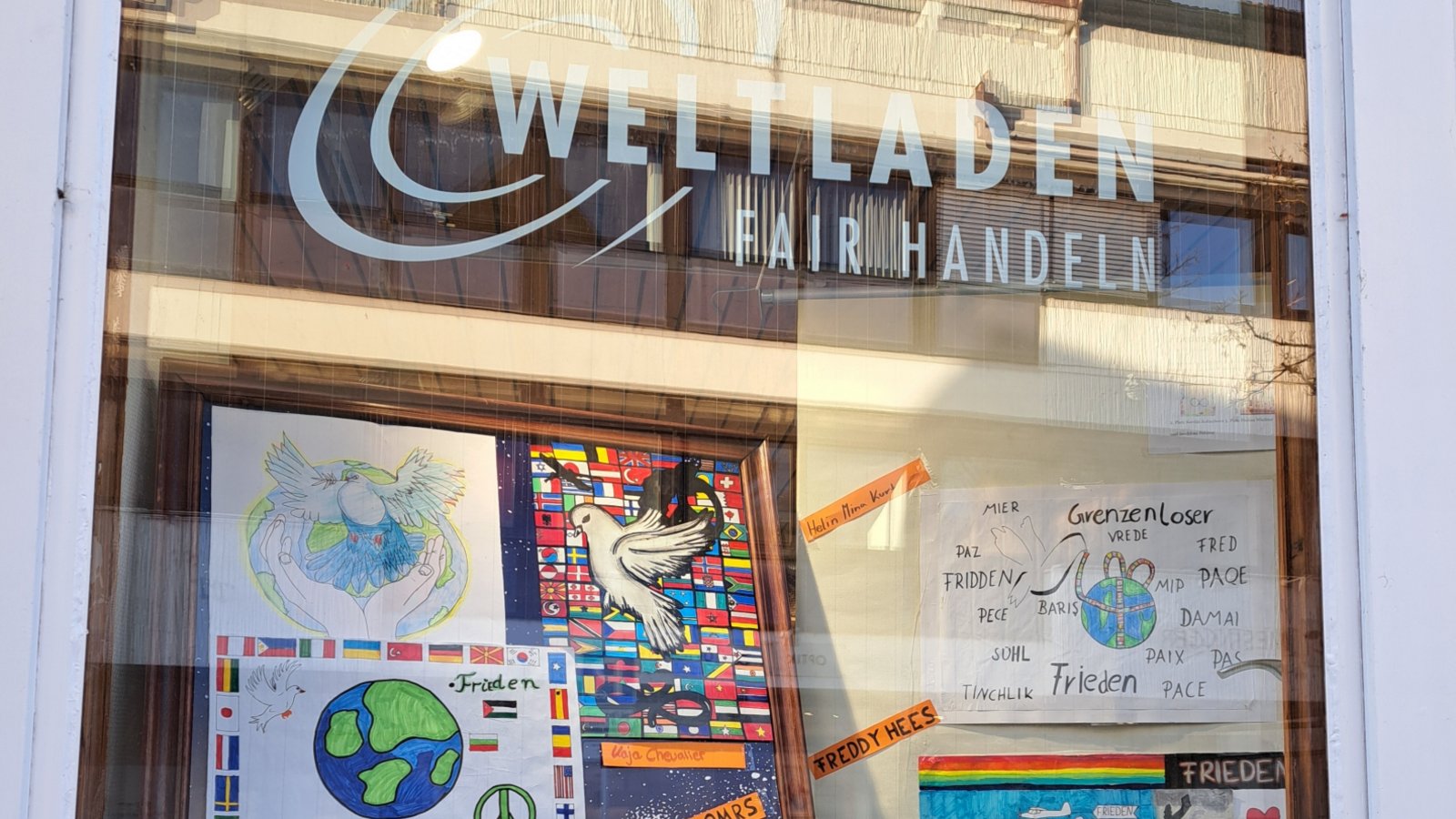 Bereits im Dezember hatte eine Religionsgruppe der Ottmar-Mergenthaler-Realschule aus Kleinglattbach den Weltladen besucht und festgestellt, hier in Vaihingen setzt man sich für fairen Handel, Nachhaltigkeit und biologische Landwirtschaft ein. Die Jugendlichen entdeckten verbindende Elemente zu ihren Lerninhalten, die sie den Vaihingern gerne zeigen wollen, heißt es in einer Pressemitteilung der Schule. So sind nun bis zum 26. März im Schaufenster vom Lionsclub Vaihingen prämierte Werke des Friedensplakatwettbewerbs zu sehen. Im Laden sind selbst hergestellter Honig und Wildbienenhotels der Bienen-AG sowie Informationen zum Schulgarten und kleine Saatgutpäckchen ausgestellt, die auch auf die Vaihinger Saatgutbibliothek verweisen. Foto: p