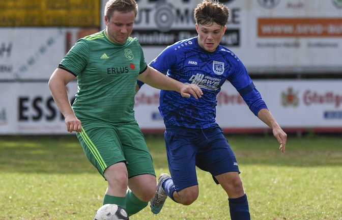 Adrian Schrodt (links) möchte mit dem SV Iptingen die Tabellenführung festigen, während Louis Wäbisch (rechts) mit dem VfB Vaihingen auf einen Heimsieg spekuliert.   <span class='image-autor'>Foto: Leitner</span>