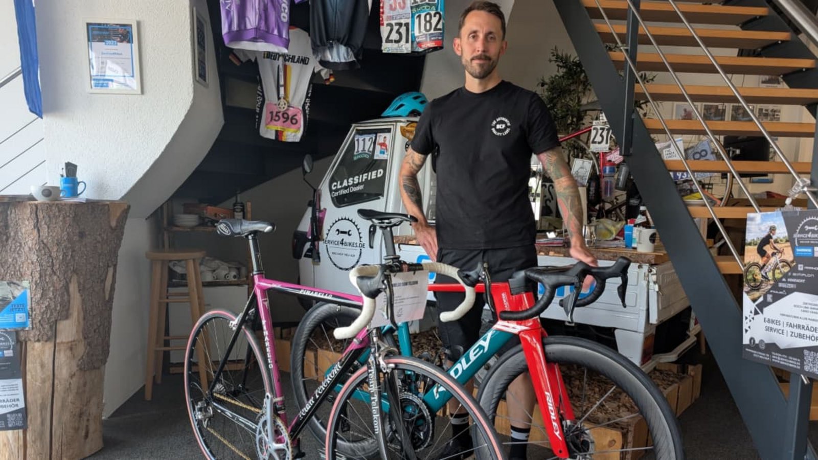 Roberto da Costa Meira hinter seinem Rad. Mit dem gleichen Aero-Modell Noah Fast (Ridley) hat Sören Waerenskjold am Mittwoch die schnellste bisherige Tour-de-France-Etappe – 50,91 km/h Durchschnittsgeschwindigkeit – gewonnen.Werner Gallbronner Roberto da Costa Meira hinter seinem Rad. Mit dem gleichen Aero-Modell Noah Fast (Ridley) hat Sören Waerenskjold am Mittwoch die schnellste bisherige Tour-de-France-Etappe – 50,91 km/h Durchschnittsgeschwindigkeit – gewonnen.Werner Gallbronner