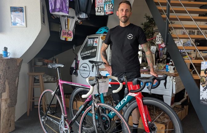 Roberto da Costa Meira hinter seinem Rad. Mit dem gleichen Aero-Modell Noah Fast (Ridley) hat Sören Waerenskjold am Mittwoch die schnellste bisherige Tour-de-France-Etappe – 50,91 km/h Durchschnittsgeschwindigkeit –&nbsp;gewonnen.<span class='image-autor'>Werner Gallbronner</span>