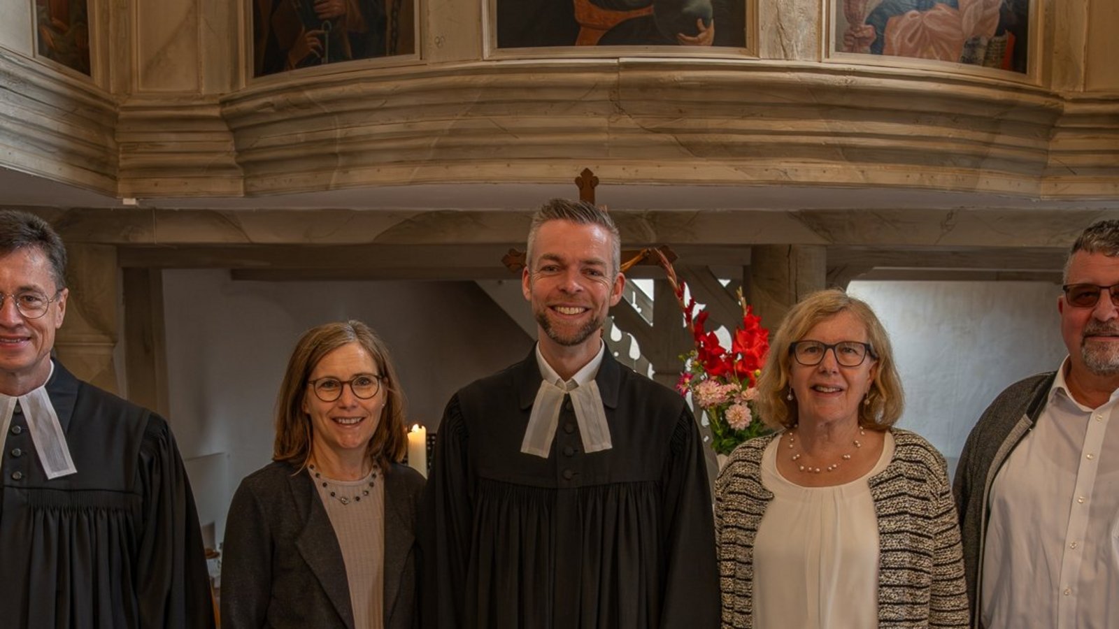Die Freude ist groß (von links): Dekan Johannes Zimmermann, Dagmar Glaser (Vorsitzende Kirchengemeinderat Horrheim), Pfarrer Jonathan Bühler, Ute Kunkel (Vorsitzende Kirchengemeinderat Gündelbach) und Pfarrer Johannes Rau.  Foto: p