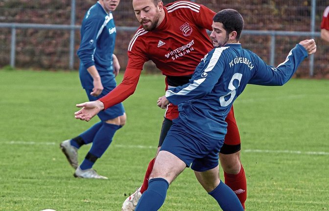 In Gündelbach kämpfen (von rechts) Valmir Alushaj und Jakob Nabrotzki um den Ball. Großglattbach hat das klar bessere Ende für sich. Foto: Bürkle