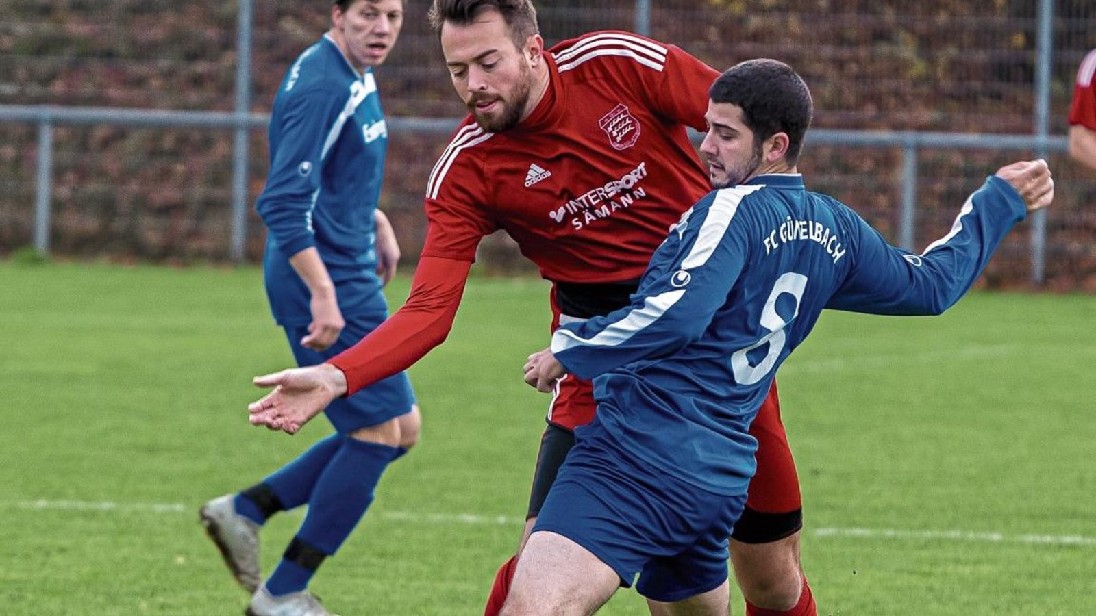 In Gündelbach kämpfen (von rechts) Valmir Alushaj und Jakob Nabrotzki um den Ball. Großglattbach hat das klar bessere Ende für sich. Foto: Bürkle In Gündelbach kämpfen (von rechts) Valmir Alushaj und Jakob Nabrotzki um den Ball. Großglattbach hat das klar bessere Ende für sich. Foto: Bürkle