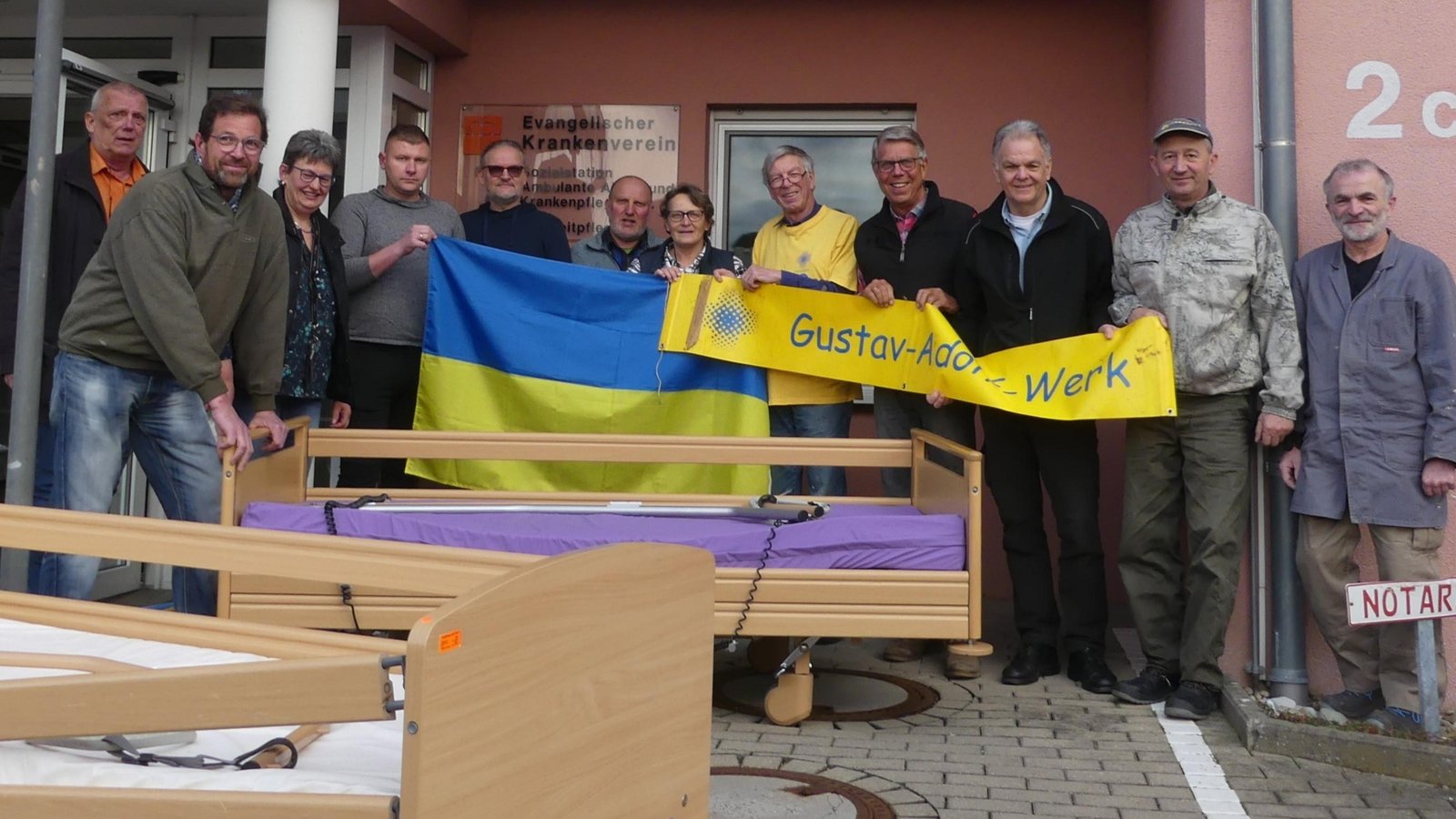 GAW-Helferteam zusammen mit der Leitung des Hauses in Gunzenhausen (in der Mitte mit gelbem T-Shirt Ulrich Hirsch, links neben ihm Andrea Lemmermeier). Foto: Rapp