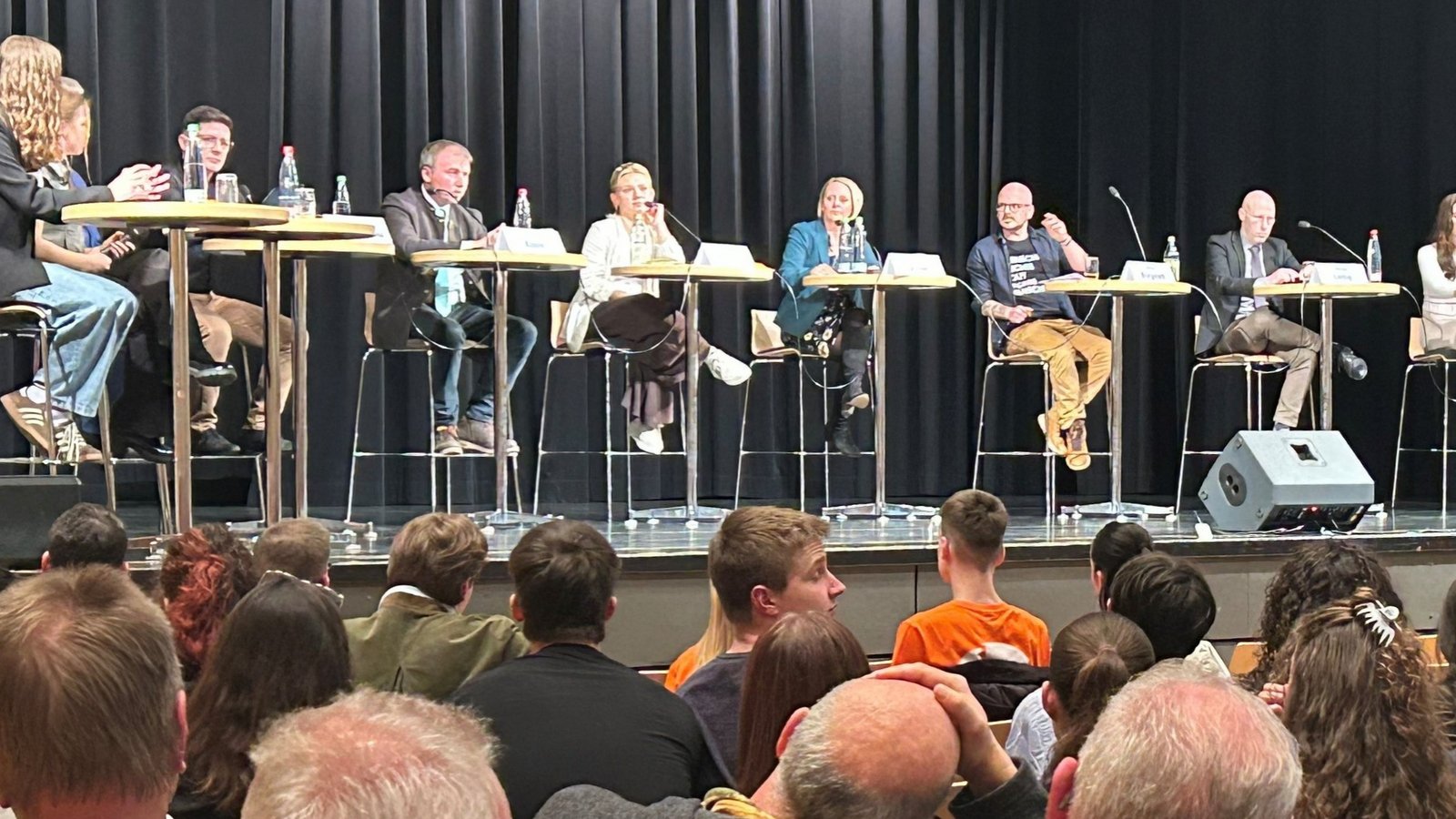 Sieben Kandidatinnen und Kandidaten stellen sich den Fragen in der Vaihinger Stadthalle. Foto: Mross Sieben Kandidatinnen und Kandidaten stellen sich den Fragen in der Vaihinger Stadthalle. Foto: Mross