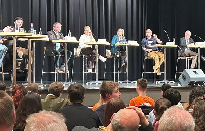 Sieben Kandidatinnen und Kandidaten stellen sich den Fragen in der Vaihinger Stadthalle. <span class='image-autor'>Foto: Mross</span>