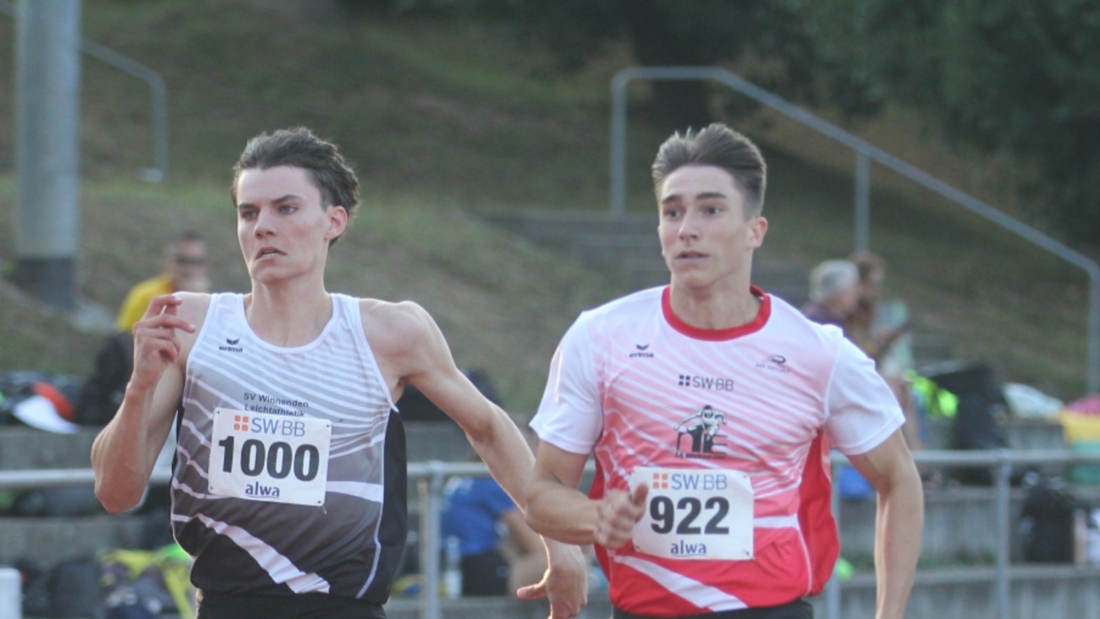 Jugendleichtathletik, Leichtathletik, Saison 2022, 15. nationales Abendsportfest der LG Neckar-Enz im Ellentalstadion (Ellental) in Bietigheim-Bissingen, 200 Meter, U18 männlich, (von rechts) Luca Merita (LG Neckar-Enz) aus Horrheim, Luis Schaich (SV Winnenden)