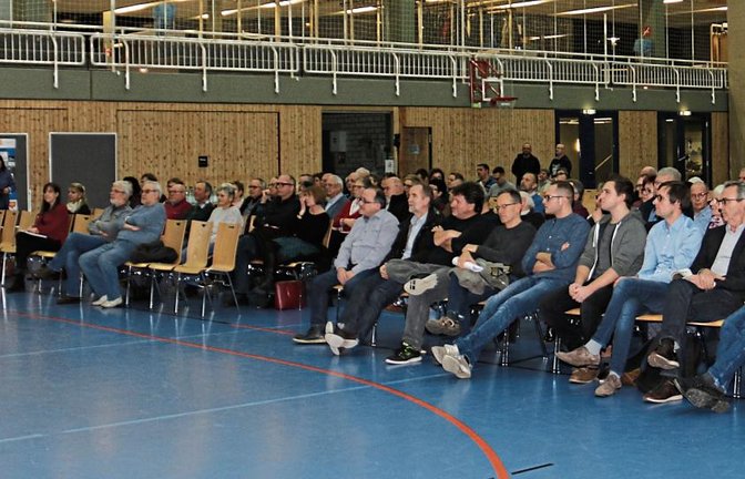 Rund Hundert Zuhörer kann Bürgermeister Jürgen Scholz (links) bei der Infoveranstaltung in der Sport- und Kulturhalle in Sersheim begrüßen.  Fotos: Rücker