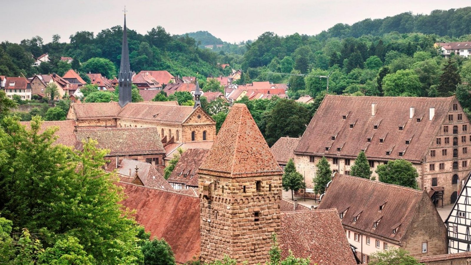 Einzigartiges Ensemble: das Kloster Maulbronn.  Foto: SSG/Bayerl