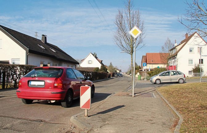 Der nördliche Teil der Fahrbahnverengung Fleckenäcker (Bildmitte) soll beseitigt und die Schützinger Straße damit an dieser Stelle verbreitert werden.  Foto: Banholzer