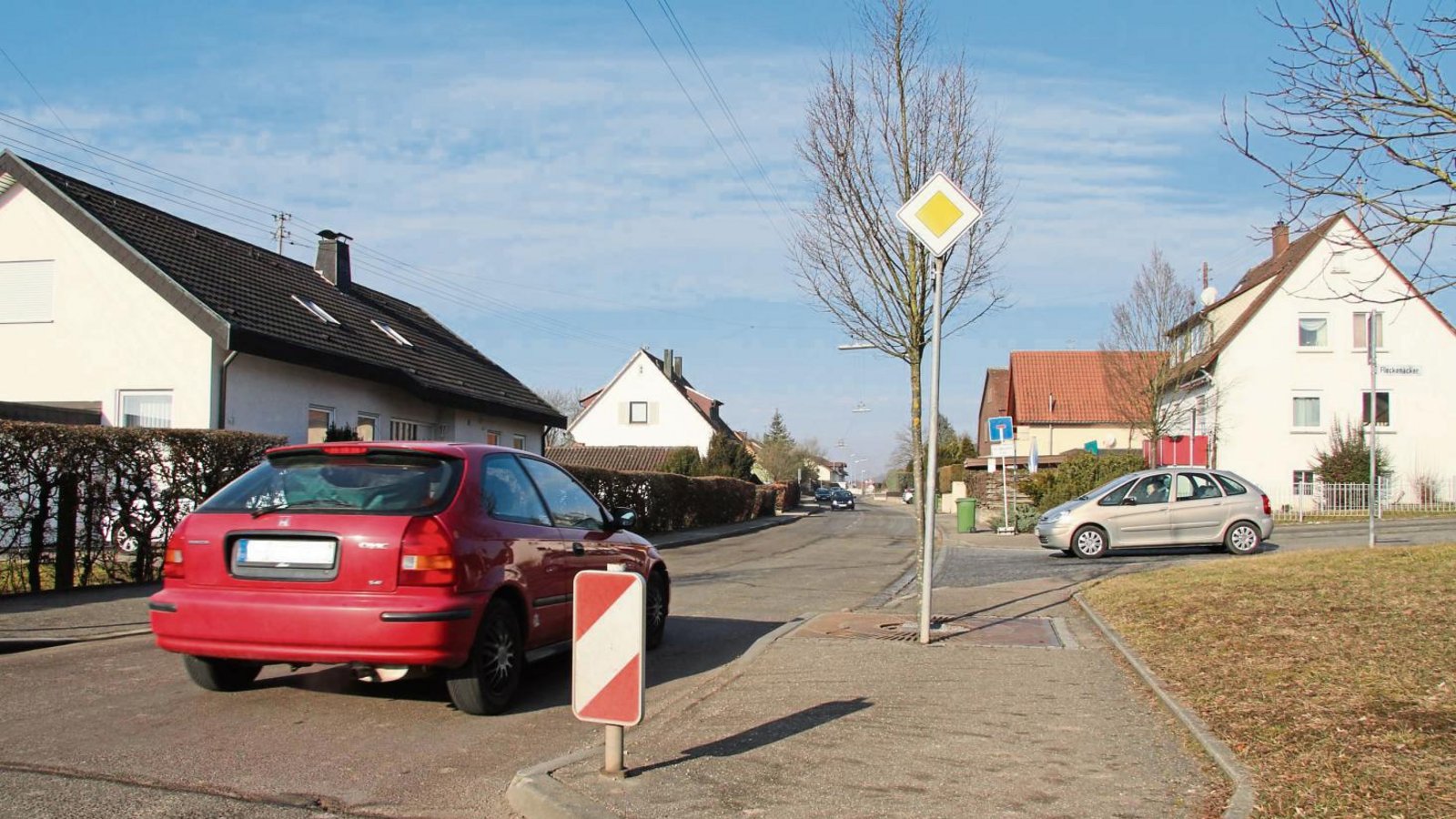 Der nördliche Teil der Fahrbahnverengung Fleckenäcker (Bildmitte) soll beseitigt und die Schützinger Straße damit an dieser Stelle verbreitert werden. Foto: Banholzer Der nördliche Teil der Fahrbahnverengung Fleckenäcker (Bildmitte) soll beseitigt und die Schützinger Straße damit an dieser Stelle verbreitert werden. Foto: Banholzer