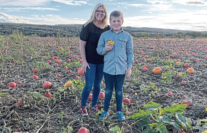 Rahel Heck mit ihrem elfjährigen Sohn Philipp auf ihrem Kürbisfeld. Foto: Stogios