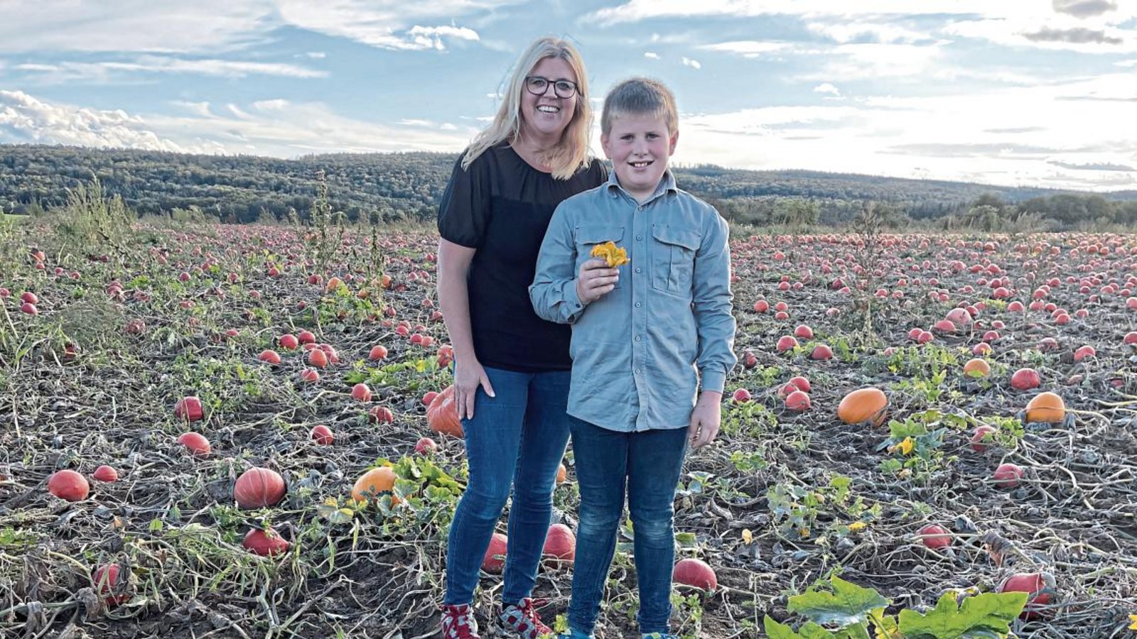 Rahel Heck mit ihrem elfjährigen Sohn Philipp auf ihrem Kürbisfeld. Foto: Stogios