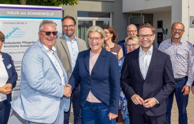 Lothar Kämmle (Zweiter von links) begrüßt Simone Borchardt (Vierte von links) in Sachsenheim. <span class='image-autor'>Foto: Kalb</span>