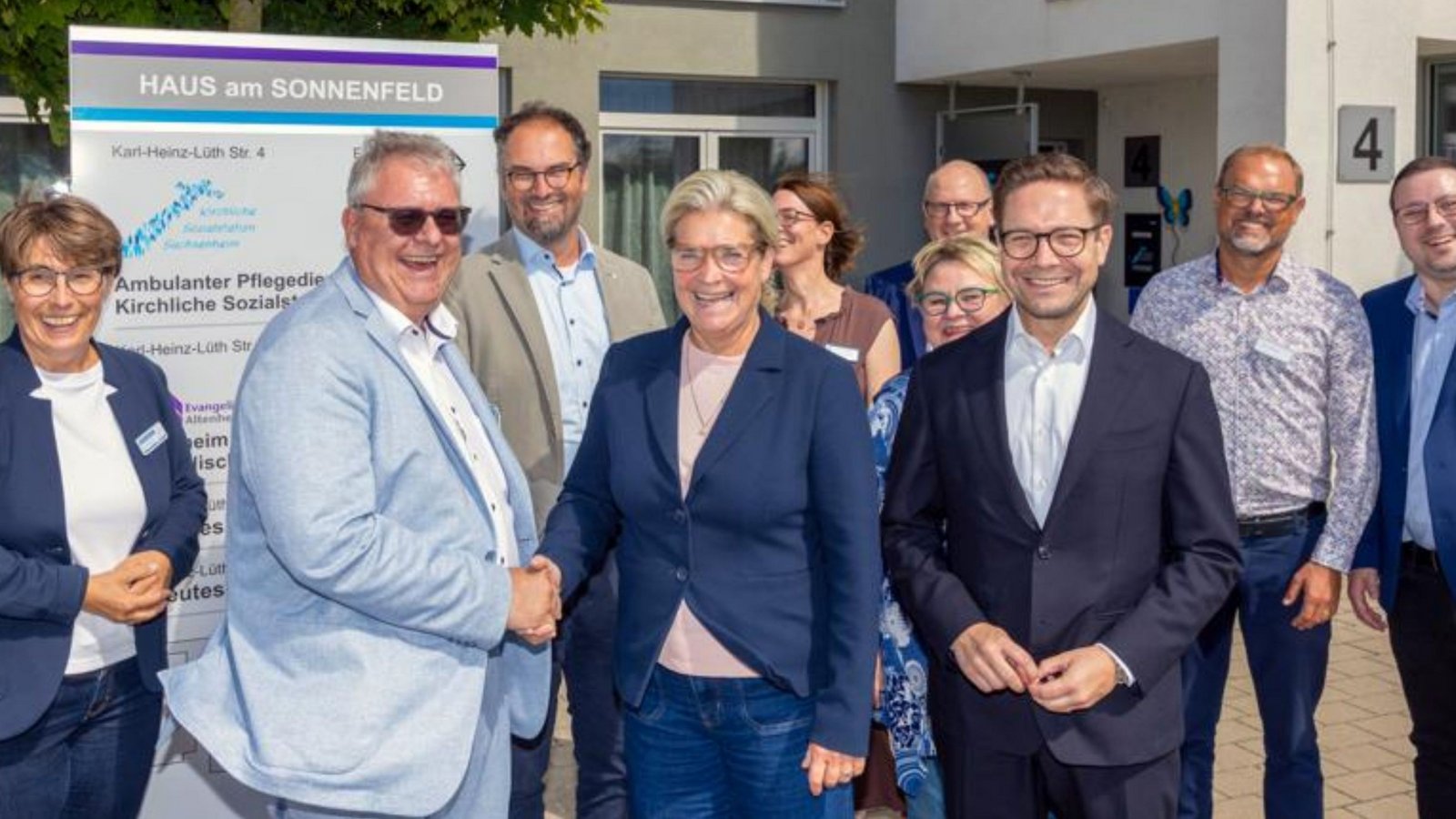 Lothar Kämmle (Zweiter von links) begrüßt Simone Borchardt (Vierte von links) in Sachsenheim. Foto: Kalb Lothar Kämmle (Zweiter von links) begrüßt Simone Borchardt (Vierte von links) in Sachsenheim. Foto: Kalb