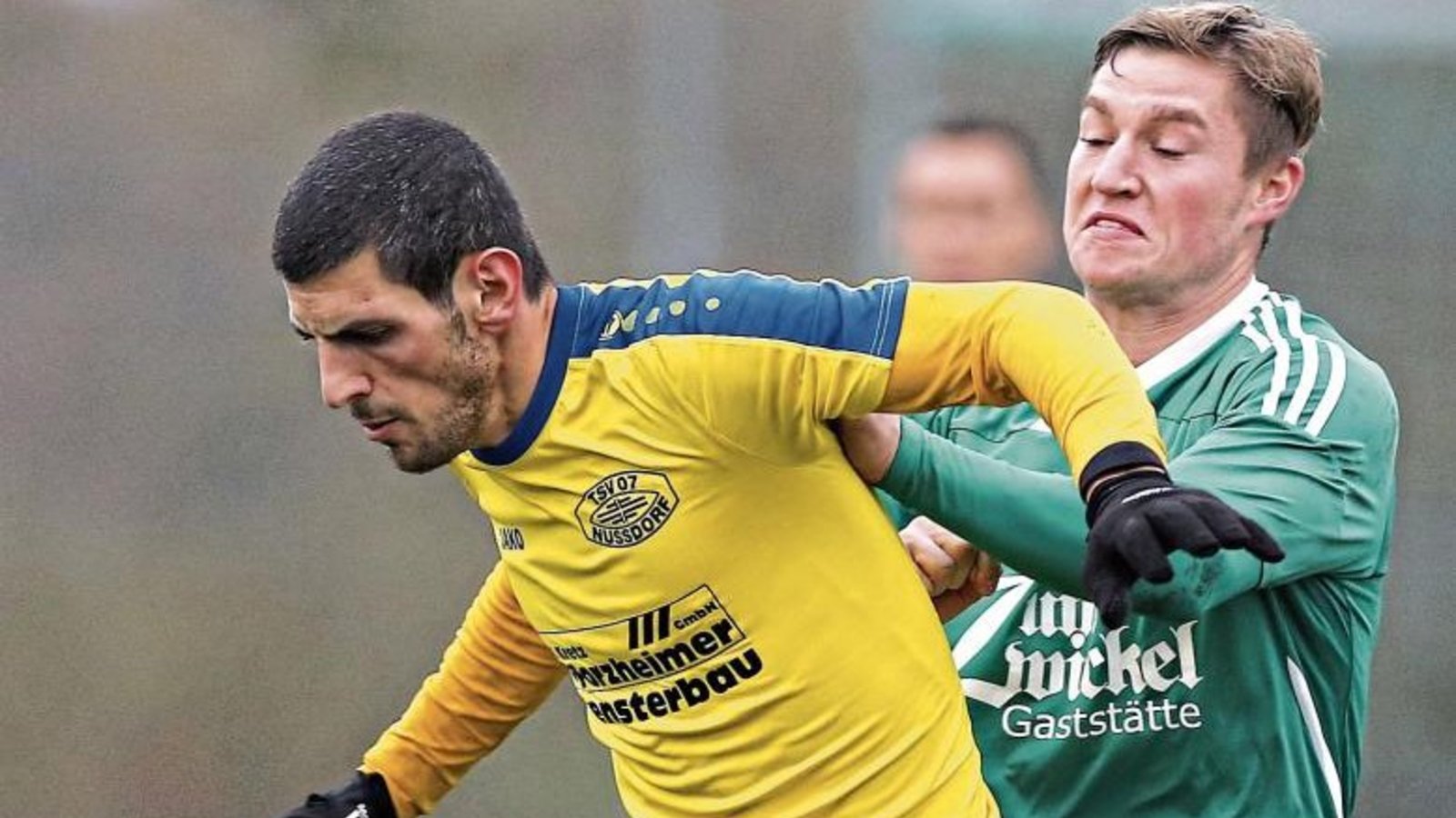 Sinan Yilmaz (links) ist der Dreh- und Angelpunkt im Spiel der Nussdorfer. Oftmals macht er alleine durch seine Willenskraft den Unterschied aus. Foto: Küppers Sinan Yilmaz (links) ist der Dreh- und Angelpunkt im Spiel der Nussdorfer. Oftmals macht er alleine durch seine Willenskraft den Unterschied aus. Foto: Küppers