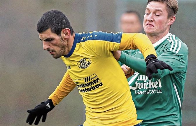 Sinan Yilmaz (links) ist der Dreh- und Angelpunkt im Spiel der Nussdorfer. Oftmals macht er alleine durch seine Willenskraft den Unterschied aus. Foto: Küppers