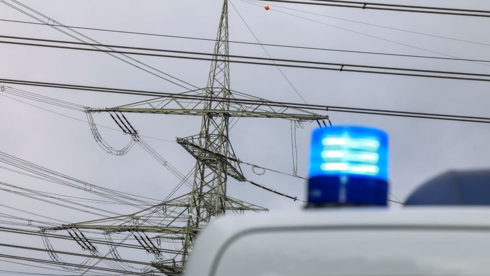 RWE-Kraftwerk in Eschweiler: In der Nähe von Hochspannungsleitungen in Nordrhein-Westfalen sind neue Abschussvorrichtungen gefunden worden.Christoph Reichwein/dpa RWE-Kraftwerk in Eschweiler: In der Nähe von Hochspannungsleitungen in Nordrhein-Westfalen sind neue Abschussvorrichtungen gefunden worden.Christoph Reichwein/dpa