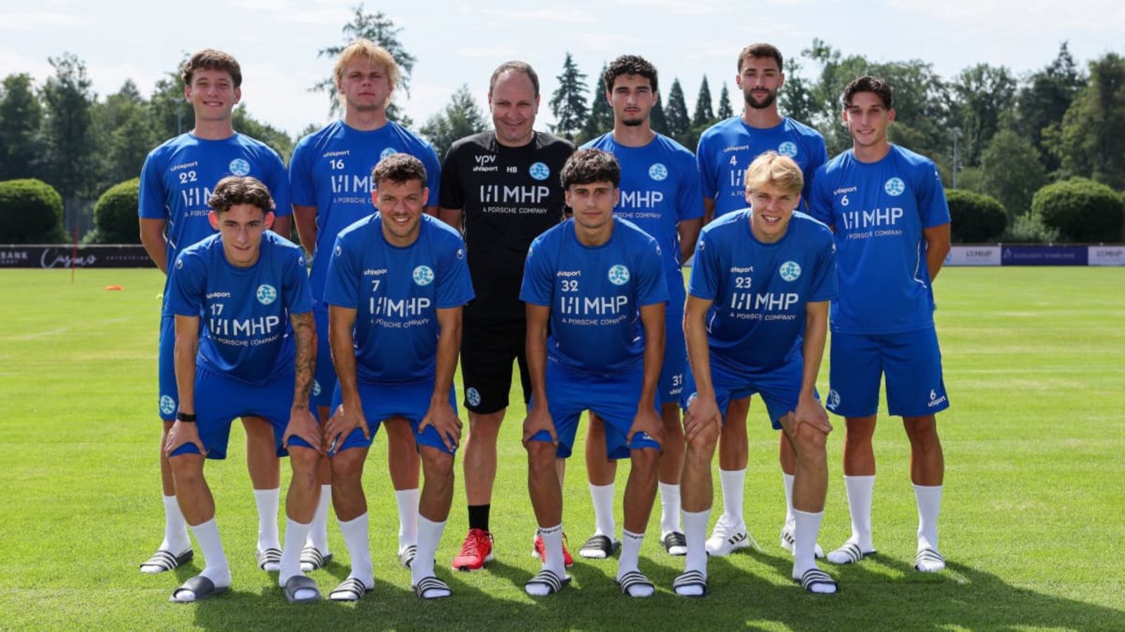 Nezugänge mit Trainer: Nico Molinari, Yannick Glessing, Leandro Mendes-Rangel, Christoph Meister (vorne von li.); Malik Sama, Laurin Völlmerk, Trainer Holger Bachthaler, Ardi Mulaj, Elvir Zukaj, Ben-Luca Fisher (hinten von li.).Baumann Nezugänge mit Trainer: Nico Molinari, Yannick Glessing, Leandro Mendes-Rangel, Christoph Meister (vorne von li.); Malik Sama, Laurin Völlmerk, Trainer Holger Bachthaler, Ardi Mulaj, Elvir Zukaj, Ben-Luca Fisher (hinten von li.).Baumann