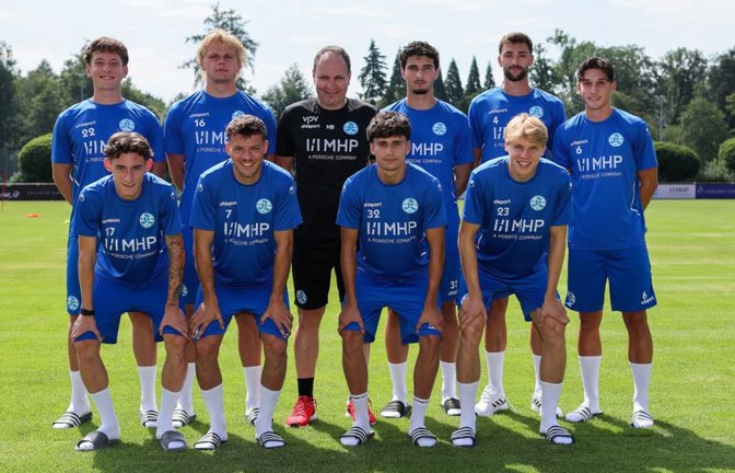 Nezugänge mit Trainer: Nico Molinari, Yannick Glessing, Leandro Mendes-Rangel, Christoph Meister (vorne von li.);&nbsp; Malik Sama, Laurin Völlmerk, Trainer Holger Bachthaler, Ardi Mulaj, Elvir Zukaj, Ben-Luca Fisher (hinten von li.).<span class='image-autor'>Baumann</span>