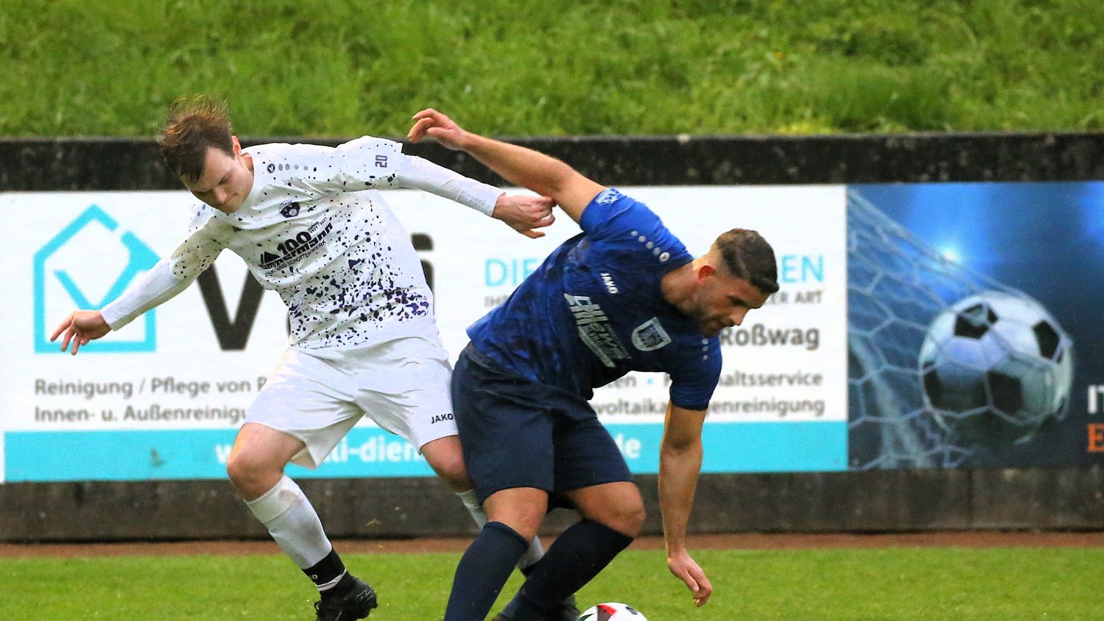Der FV Roßwag mit Julian Gayer (links) gewinnt das Flutlichtspiel gegen den VfB Vaihingen II (rechts Melih Safa Gökdeniz) mit 3:1. Foto: Küppers Der FV Roßwag mit Julian Gayer (links) gewinnt das Flutlichtspiel gegen den VfB Vaihingen II (rechts Melih Safa Gökdeniz) mit 3:1. Foto: Küppers