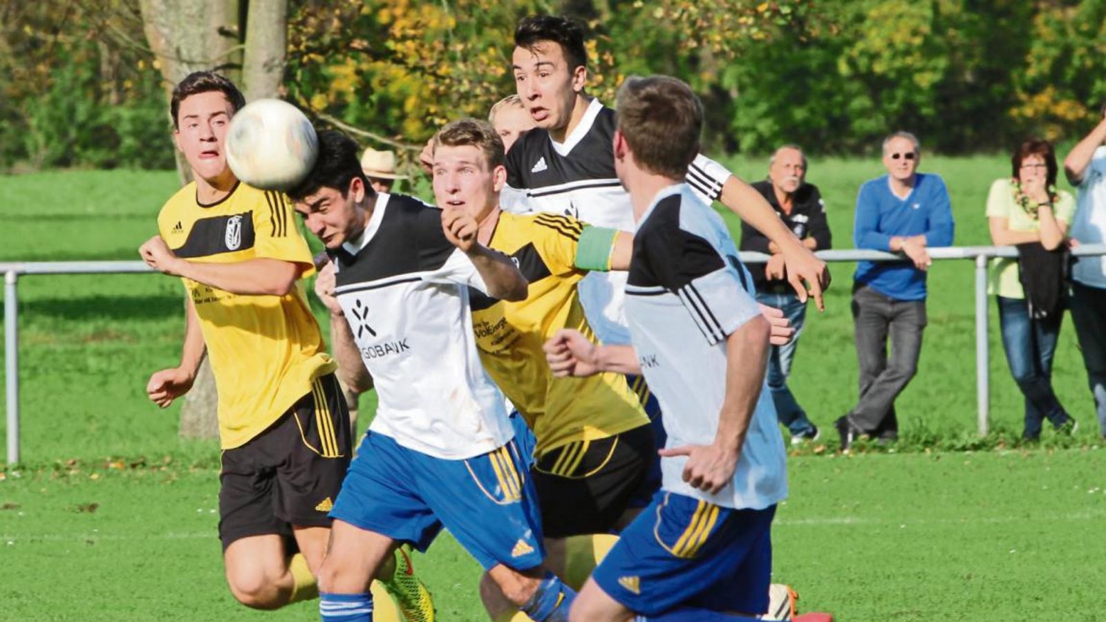 Unterriexingens Marco Conte (Zweiter von links) klärte in der vergangenen Saison mit dem Kopf gegen seinen jetzigen Mannschaftskameraden Kevin Streicher (Dritter von links), der für den TSV Oberriexingen spielte. Foto: Archiv/Nachreiner