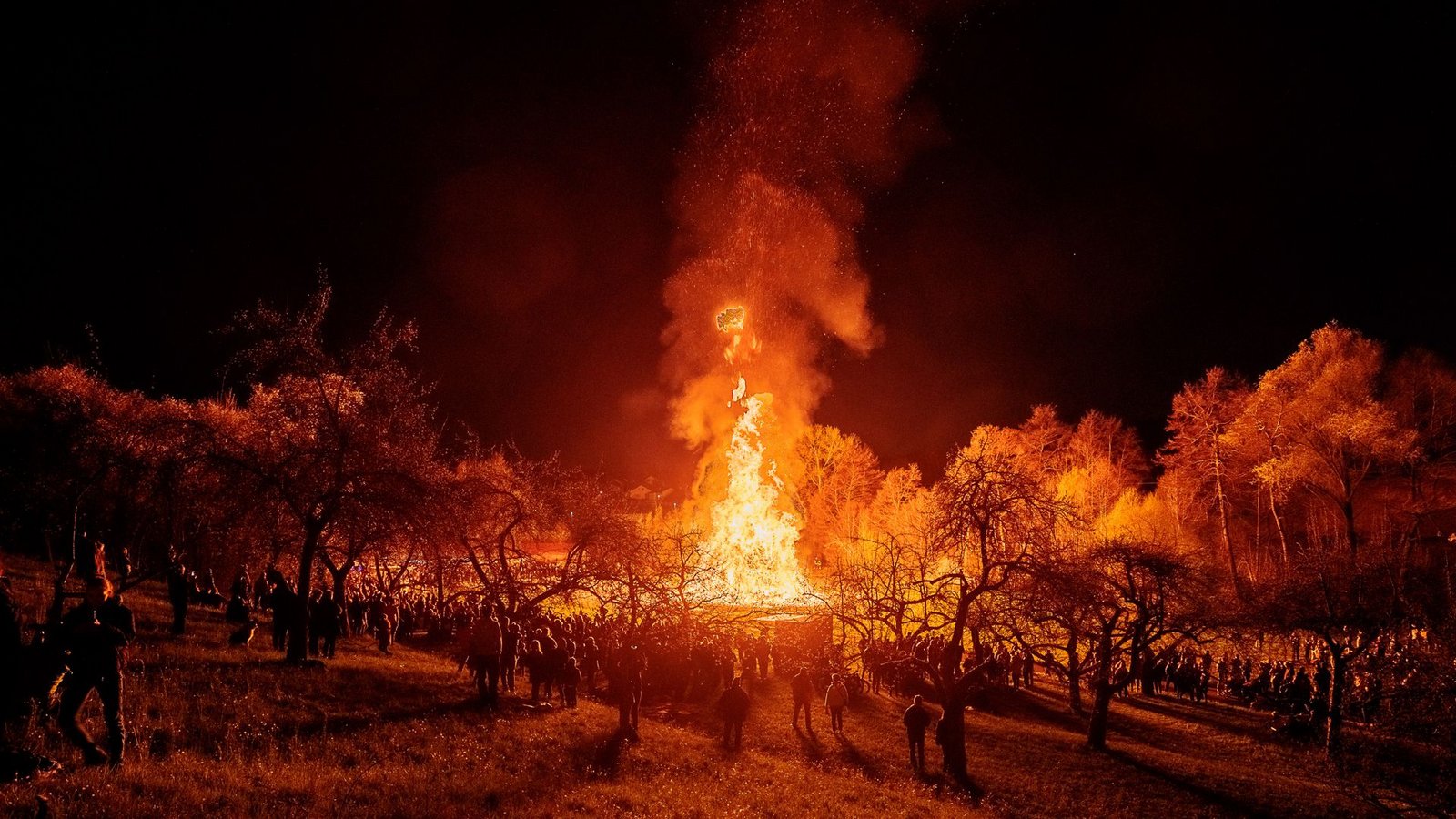 Osterfeuer wie hier in Berglen im Jahr 2022 gelten viele Menschen als traditioneller Brauch.Foto: Jan Potente/Jan Potente Osterfeuer wie hier in Berglen im Jahr 2022 gelten viele Menschen als traditioneller Brauch.Foto: Jan Potente/Jan Potente
