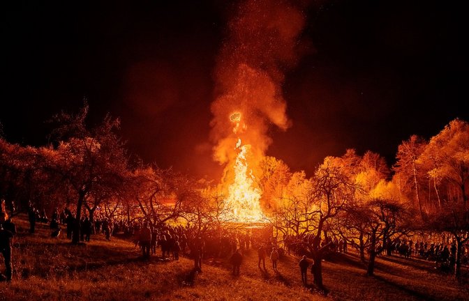 Osterfeuer wie hier in Berglen im Jahr 2022 gelten viele Menschen als traditioneller Brauch.<span class='image-autor'>Foto: Jan Potente/Jan Potente</span>