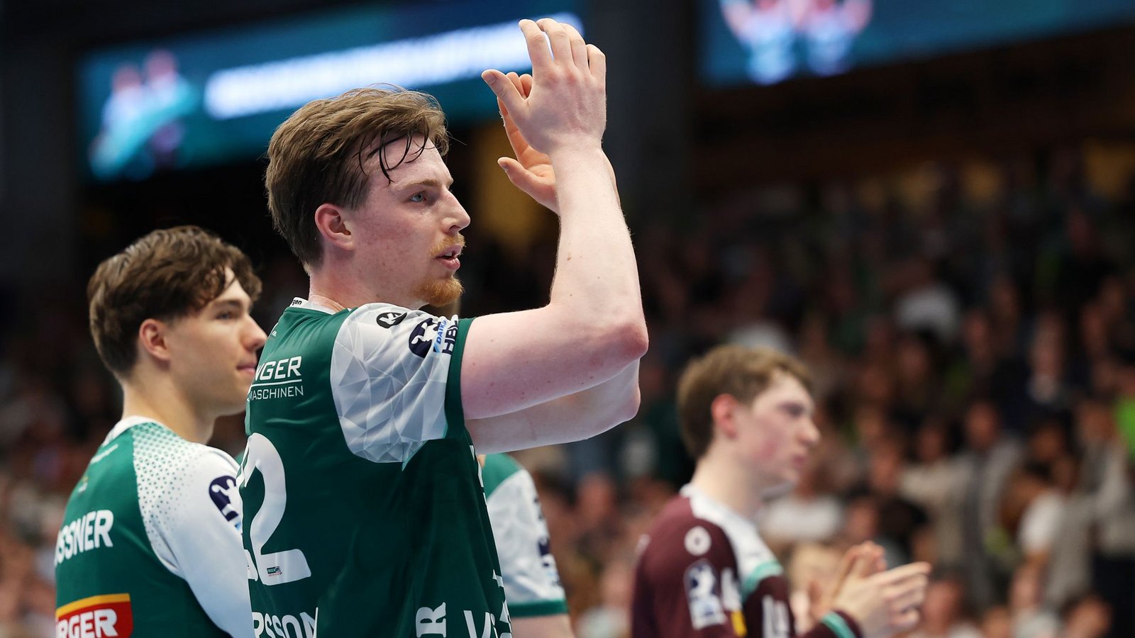 Erik Persson bedankt sich bei den Fans.Foto: Baumann/Julia Rahn Erik Persson bedankt sich bei den Fans.Foto: Baumann/Julia Rahn