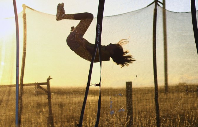 Klar macht das Spaß. Trotzdem gibt’s beim Kauf und der Benutzung von Trampolinen einiges zu beachten. Gerade für Eltern.<span class='image-autor'>Foto: Unsplash/Kyrie Isaac</span>