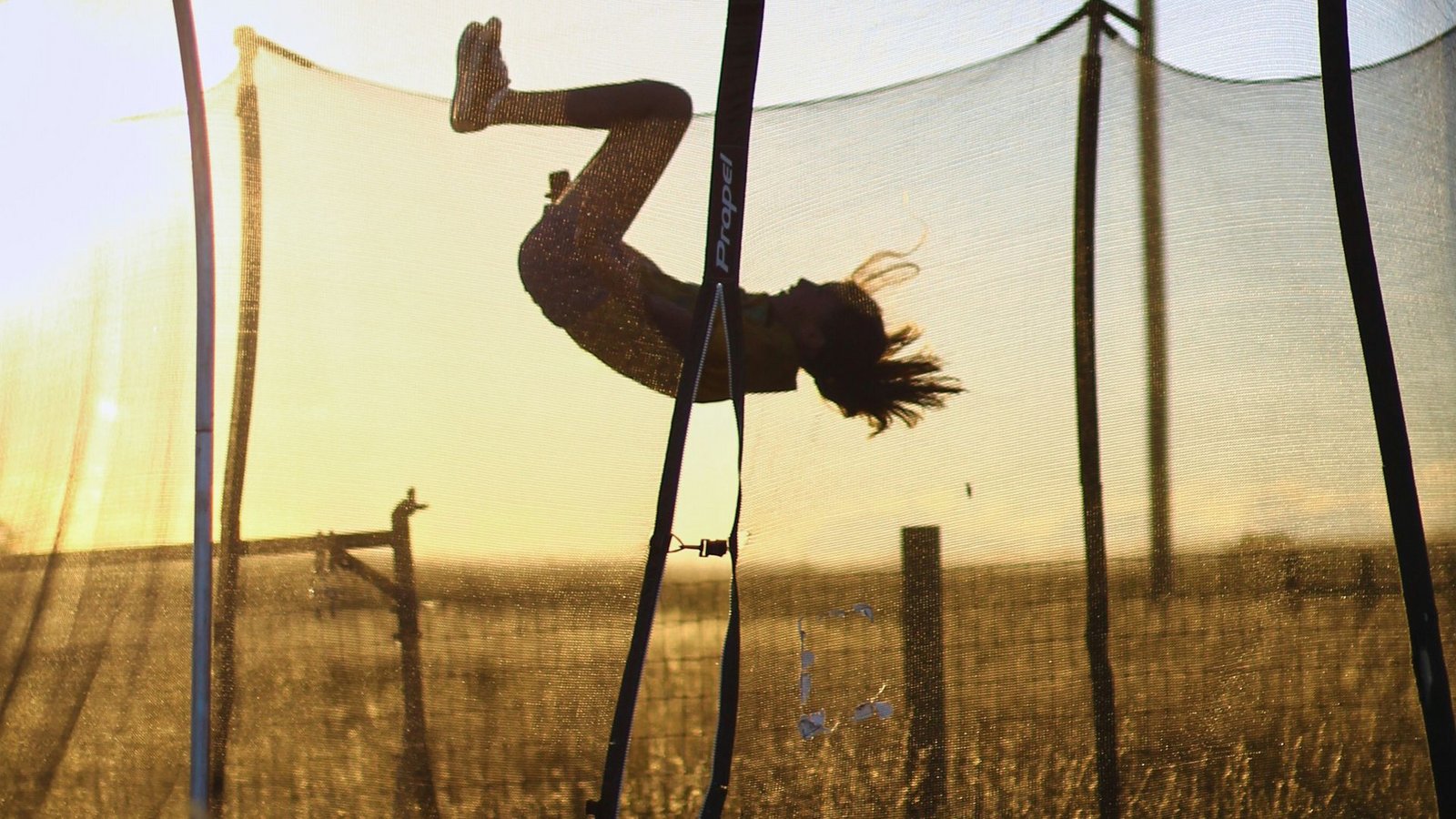 Klar macht das Spaß. Trotzdem gibt’s beim Kauf und der Benutzung von Trampolinen einiges zu beachten. Gerade für Eltern.Foto: Unsplash/Kyrie Isaac