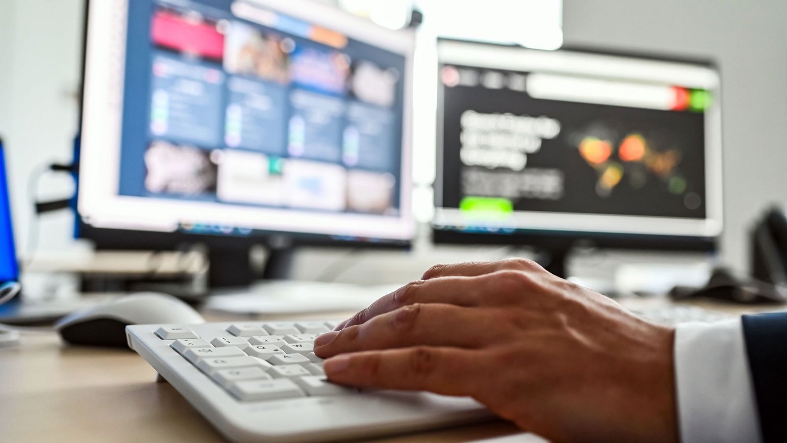 Ein Mitarbeiter des Cybercrime-Zentrums Baden-Württemberg, sitzt an seinem Arbeitsplatz. (Symbolbild)Foto: picture alliance/dpa/Uli Deck Ein Mitarbeiter des Cybercrime-Zentrums Baden-Württemberg, sitzt an seinem Arbeitsplatz. (Symbolbild)Foto: picture alliance/dpa/Uli Deck