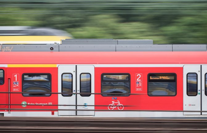 Eine S-Bahn ist in Nordrhein-Westfalen in eine herabhängende Oberleitung gefahren. (Symboldbild)<span class='image-autor'>Foto: Sebastian Gollnow/dpa</span>