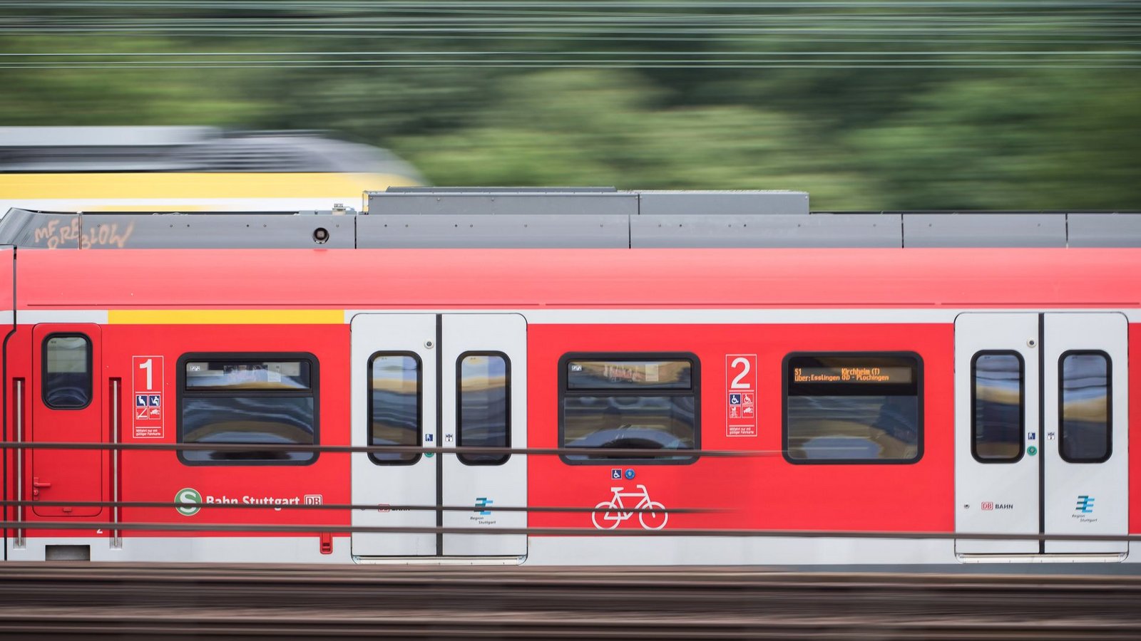 Eine S-Bahn ist in Nordrhein-Westfalen in eine herabhängende Oberleitung gefahren. (Symboldbild)Foto: Sebastian Gollnow/dpa