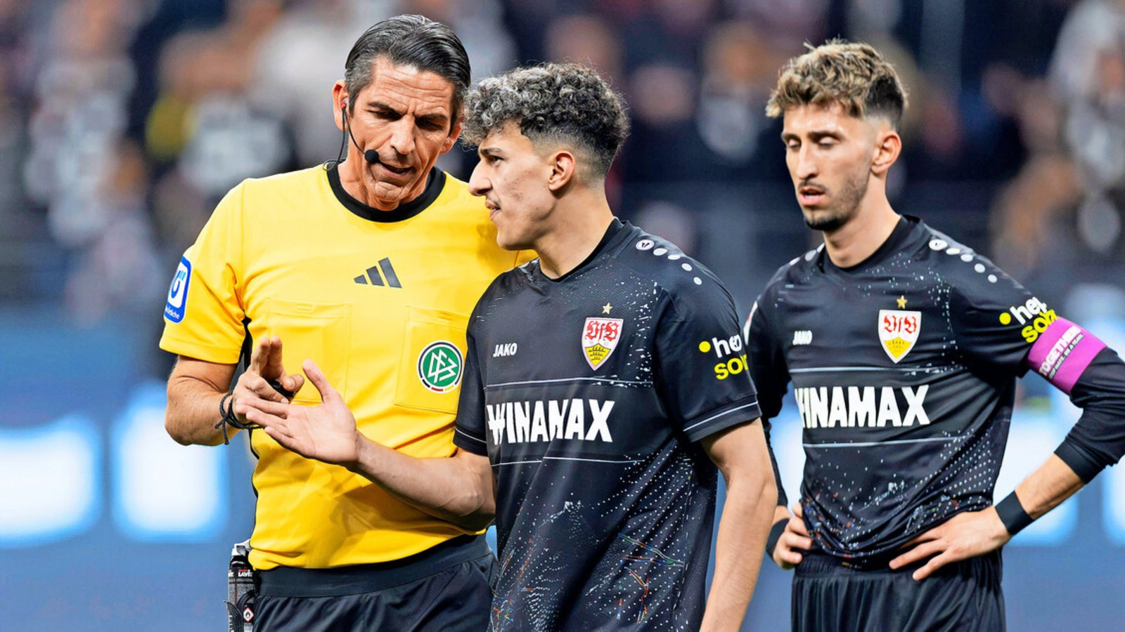Frankfurt, Ende März: Schiedsrichter Deniz Aytekin (links) zeigt VfB-Profi Ameen Al-Dakhil (Mitte) nach einer Notbremse die Rote Karte,Foto: imago/Jürgen Kessler Frankfurt, Ende März: Schiedsrichter Deniz Aytekin (links) zeigt VfB-Profi Ameen Al-Dakhil (Mitte) nach einer Notbremse die Rote Karte,Foto: imago/Jürgen Kessler