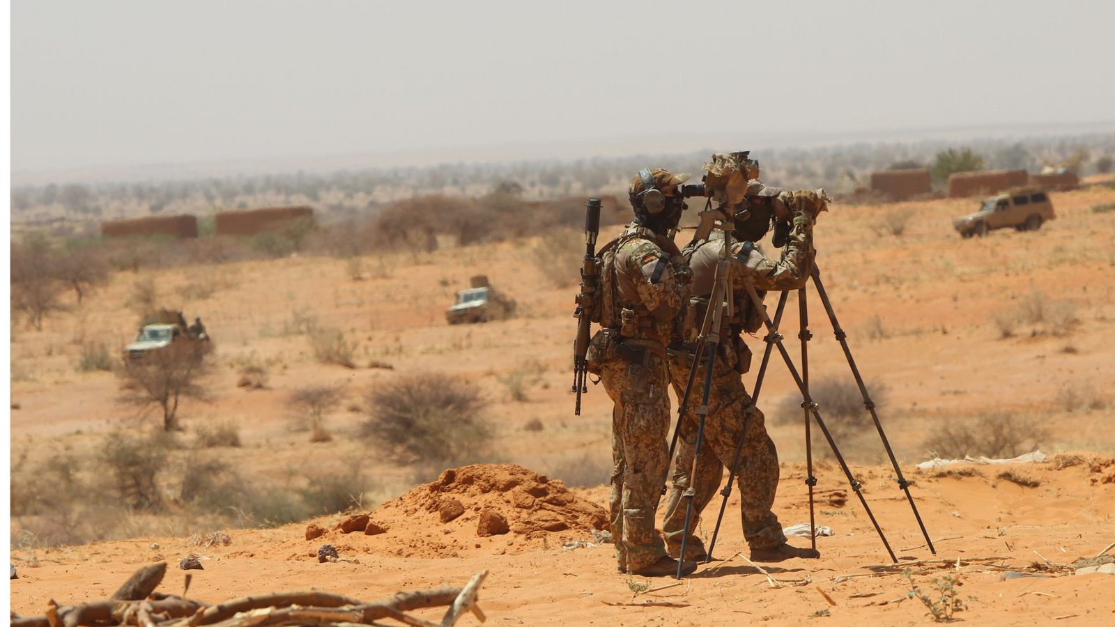 Was kommt auf die Bundeswehr zu? – Im Bild zwei deutsche Kampfschwimmer in der nigrischen Wüste.Foto: StN/Christoph Reisinger