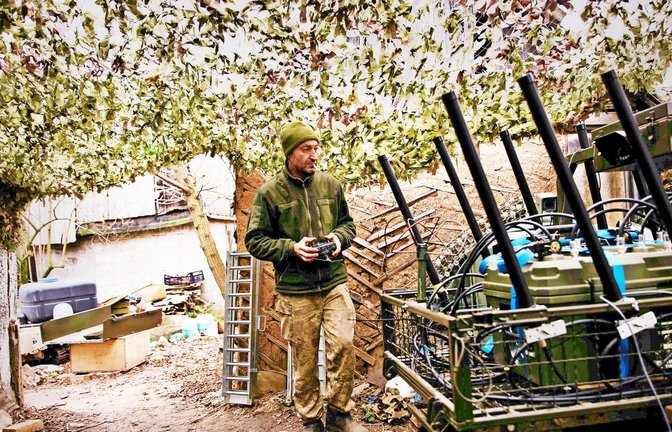 Andriy bereitet Landrohnen für den Fronteinsatz vor. Er und sein Team testen die sogenannten UGVs dabei auf ihre Tauglichkeit. 

Foto: Till Mayer<span class='image-autor'>Foto: &nbsp;</span>