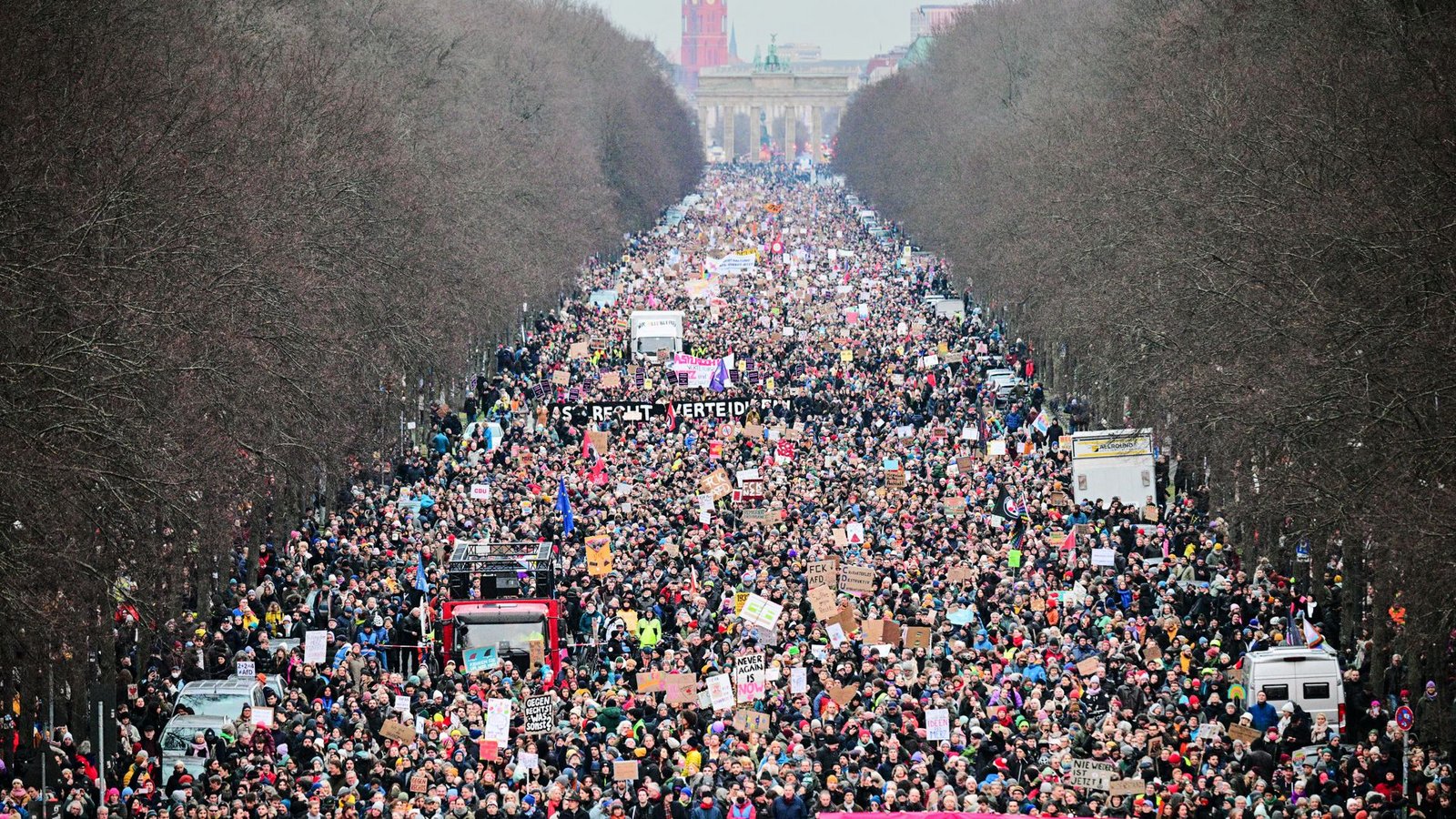 In Berlin und anderen Städten stellen sich in diesem Februar Hunderttausende schützend vor die Demokratie. Was sie aussenden, ist auch ein Zeichen für den Zusammenhalt.Foto: dpa/Sebastian Gollnow In Berlin und anderen Städten stellen sich in diesem Februar Hunderttausende schützend vor die Demokratie. Was sie aussenden, ist auch ein Zeichen für den Zusammenhalt.Foto: dpa/Sebastian Gollnow