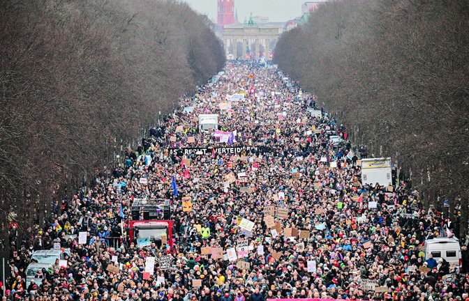 In Berlin und anderen Städten stellen sich in diesem Februar Hunderttausende schützend vor die Demokratie. Was sie aussenden, ist auch ein Zeichen für den Zusammenhalt.<span class='image-autor'>Foto: dpa/Sebastian Gollnow</span>
