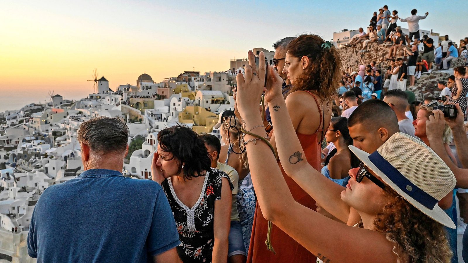 Die strengsten Regeln gelten für besonders stark frequentierte Reiseziele. Dazu zählt auch die bei Touristen sehr beliebte Insel Santorini.Foto: /Nicolas Koutsokostas Die strengsten Regeln gelten für besonders stark frequentierte Reiseziele. Dazu zählt auch die bei Touristen sehr beliebte Insel Santorini.Foto: /Nicolas Koutsokostas