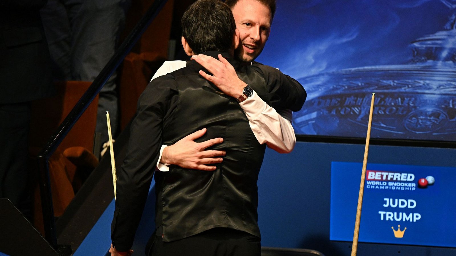 ... eine lange Umarmung zwischen den beiden Snooker-Profis.Foto: AFP/OLI SCARFF