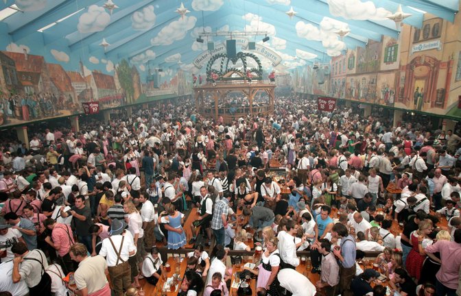 Im Festzelt fühlen sich neben den Feiernden auch die Viren wohl (hier ein Archivbild vom Münchner Oktoberfest).<span class='image-autor'>Foto: dpa/Frank Leonhardt</span>
