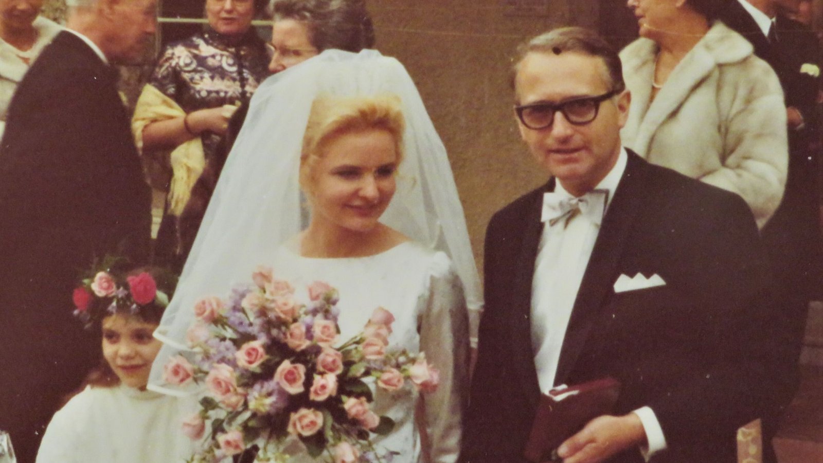 Angelika und Dieter heiraten 1970 in Garmisch-Partenkirchen. Gefeiert wird auf Schloss Elmau, wo sie sich gut ein Jahr zuvor kennengelernt haben.Foto: privat Angelika und Dieter heiraten 1970 in Garmisch-Partenkirchen. Gefeiert wird auf Schloss Elmau, wo sie sich gut ein Jahr zuvor kennengelernt haben.Foto: privat